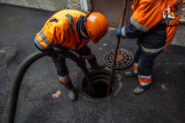 سباك تسليك مجاري